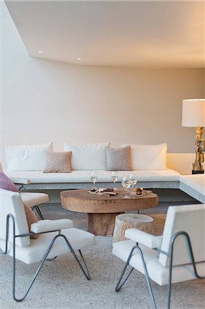 Fruit, cheese and wine on coffee table in modern living room Stockbilder - Premium RF Lizenzfrei, Bildnummer: 6113-07147638