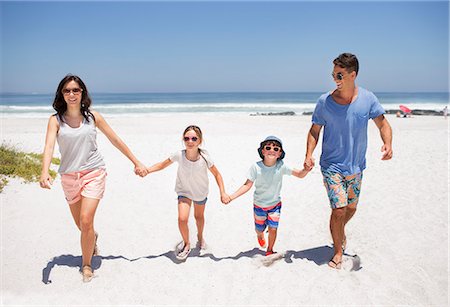 simsearch:632-05845544,k - Family holding hands and walking on beach Fotografie stock - Premium Royalty-Free, Codice: 6113-07147745