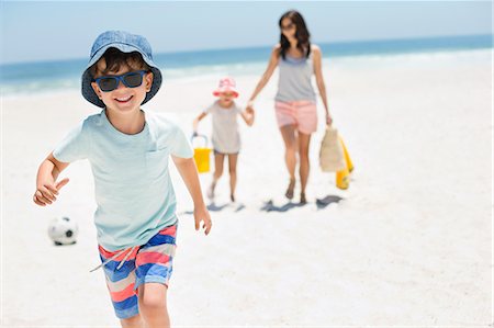 sun glasses summer - Smiling boy running on beach Photographie de stock - Premium Libres de Droits, Code: 6113-07147752