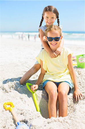 Girls playing in sand at beach Foto de stock - Sin royalties Premium, Código: 6113-07147703