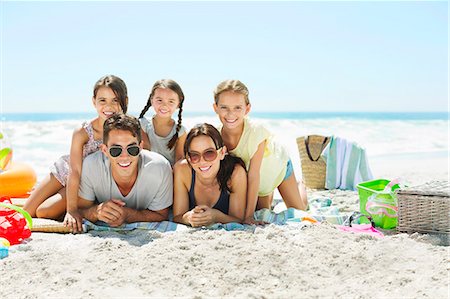 Portrait of smiling family on beach Stockbilder - Premium RF Lizenzfrei, Bildnummer: 6113-07147705