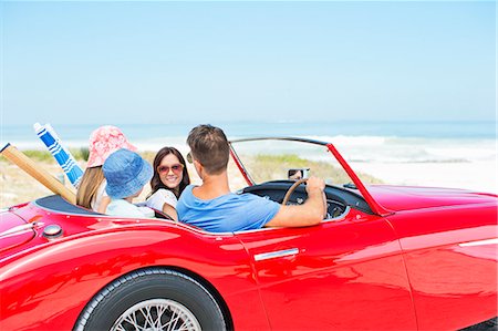 regarder en arrière - Family driving convertible to beach Photographie de stock - Premium Libres de Droits, Code: 6113-07147706