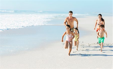 Family running on beach Foto de stock - Sin royalties Premium, Código: 6113-07147736
