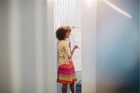 Businesswoman at whiteboard in conference room Photographie de stock - Premium Libres de Droits, Code: 6113-07147840