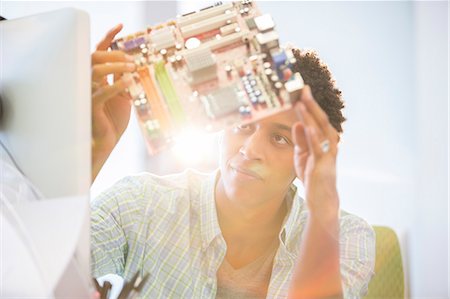 engineer (male) - Businessman examining circuit board in office Foto de stock - Sin royalties Premium, Código: 6113-07147845