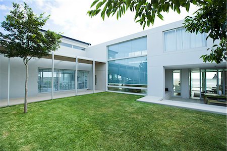 Lawn in front of modern house Foto de stock - Sin royalties Premium, Código: 6113-07147808