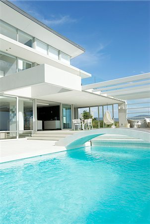 Swimming pool and modern house Stock Photo - Premium Royalty-Free, Code: 6113-07147820