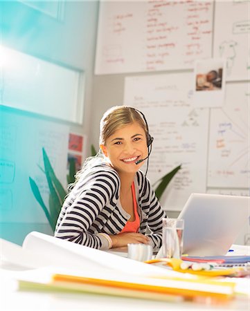 simsearch:6113-07565583,k - Businesswoman wearing headset at desk in office Foto de stock - Sin royalties Premium, Código: 6113-07147912