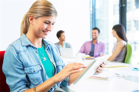 quatro - Businesswoman using digital tablet in meeting Foto de stock - Royalty Free Premium, Número: 6113-07147936