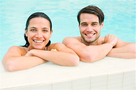 swimming pool edge - Portrait of smiling couple leaning at edge of swimming pool Foto de stock - Sin royalties Premium, Código: 6113-07148060