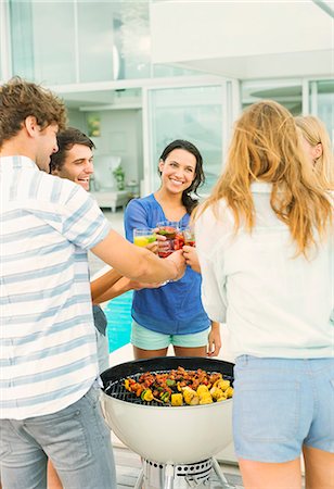 Friends toasting cocktails at barbecue Foto de stock - Sin royalties Premium, Código: 6113-07148064