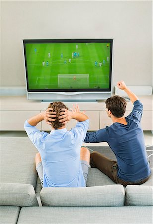 fan - Men watching soccer game on sofa Photographie de stock - Premium Libres de Droits, Code: 6113-07148003