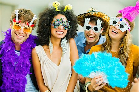 Smiling friends wearing silly glasses Foto de stock - Sin royalties Premium, Código: 6113-07148021