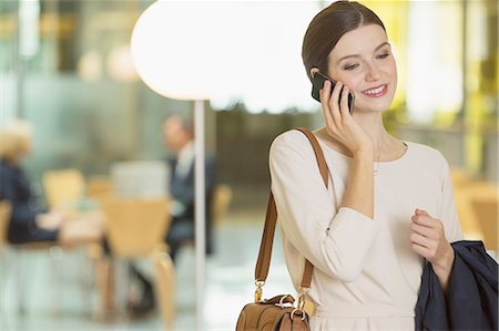 simsearch:6113-07565848,k - Businesswoman talking on cell phone in office Foto de stock - Royalty Free Premium, Número: 6113-07158997