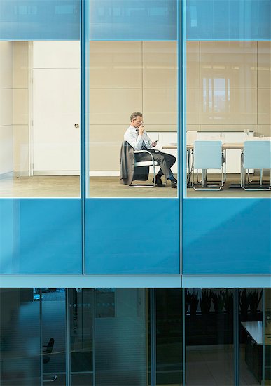 Businessman sitting in conference room Photographie de stock - Premium Libres de Droits, Le code de l’image : 6113-07158923