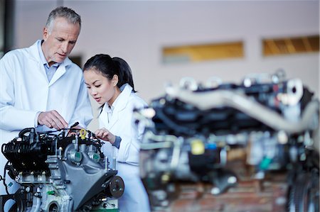 engineer and scientist - Scientists working on machine Foto de stock - Sin royalties Premium, Código: 6113-07159092