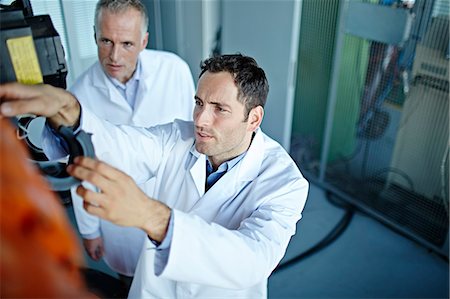 simsearch:6113-07160269,k - Scientists working in laboratory Stock Photo - Premium Royalty-Free, Code: 6113-07159098
