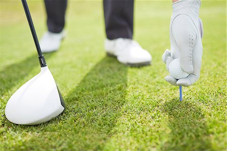 recreation golfing - Man teeing golf ball on course Photographie de stock - Premium Libres de Droits, Code: 6113-07159195