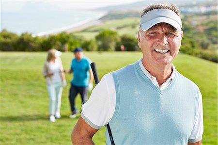 Smiling senior man on golf course Foto de stock - Sin royalties Premium, Código: 6113-07159278