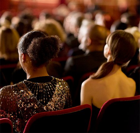 Rear view of women sitting in theater audience Foto de stock - Sin royalties Premium, Código: 6113-07159365