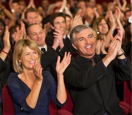 Enthusiastic theater audience clapping Photographie de stock - Premium Libres de Droits, Code: 6113-07159397