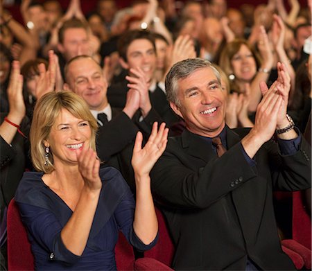 sala blanca - Enthusiastic theater audience clapping Foto de stock - Sin royalties Premium, Código: 6113-07159397