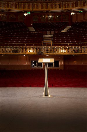 pupitre (orateur) - Podium on stage in empty theater Photographie de stock - Premium Libres de Droits, Code: 6113-07159396