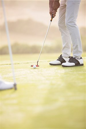 Man putting on golf course Photographie de stock - Premium Libres de Droits, Code: 6113-07159303