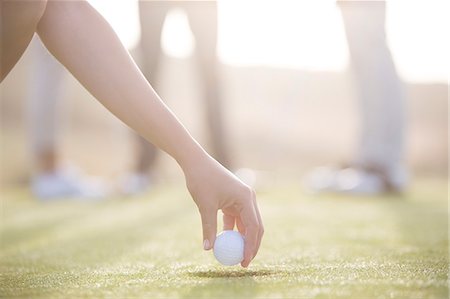 recuperatore - Woman teeing golf ball on course Fotografie stock - Premium Royalty-Free, Codice: 6113-07159310