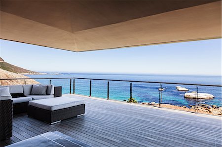 patio sofa - Luxury balcony overlooking ocean Foto de stock - Sin royalties Premium, Código: 6113-07159456