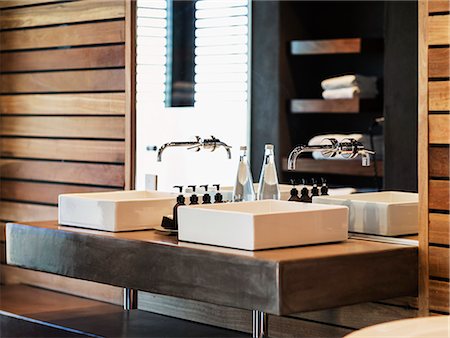 spa - Sinks and mirror in modern bathroom Foto de stock - Sin royalties Premium, Código: 6113-07159461