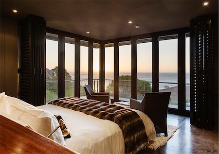 simsearch:6113-07589578,k - Luxury bedroom overlooking ocean at sunset Photographie de stock - Premium Libres de Droits, Code: 6113-07159480