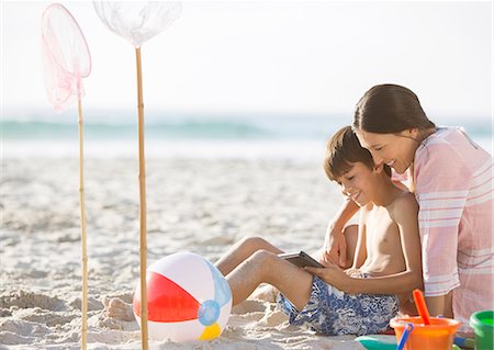 Mother and son relaxing on beach Photographie de stock - Premium Libres de Droits, Code: 6113-07159489