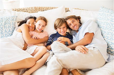 patio - Family relaxing together on sofa Photographie de stock - Premium Libres de Droits, Code: 6113-07159497