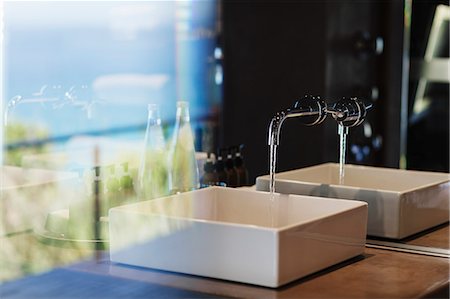 salle de bain - Sink and mirror in modern bathroom Photographie de stock - Premium Libres de Droits, Code: 6113-07159417