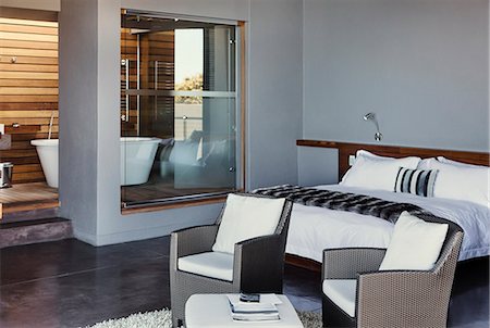 Bed and armchairs in modern bedroom Foto de stock - Sin royalties Premium, Código: 6113-07159418