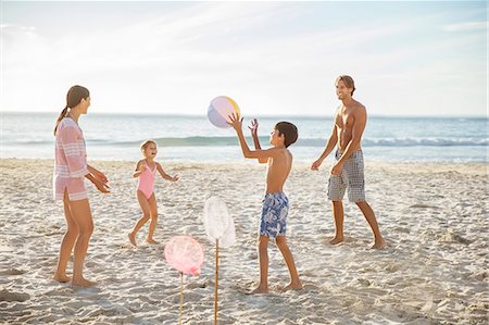 Family playing on beach Foto de stock - Sin royalties Premium, Código: 6113-07159544