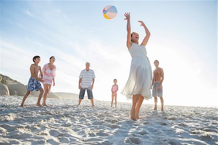 seniors couple with kids - Family playing together on beach Photographie de stock - Premium Libres de Droits, Code: 6113-07159559