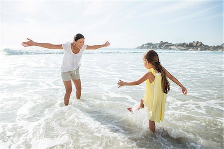 simsearch:6113-07159509,k - Mother and daughter playing in surf at beach Photographie de stock - Premium Libres de Droits, Code: 6113-07159527