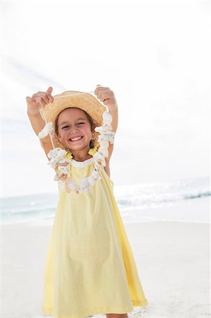 Girl playing with seashells on beach Foto de stock - Sin royalties Premium, Código: 6113-07159529