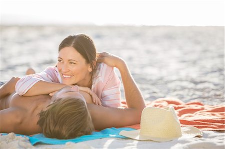 simsearch:6111-06728148,k - Couple relaxing together on beach Foto de stock - Sin royalties Premium, Código: 6113-07159532