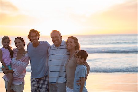 famille élargie - Family smiling together on beach Photographie de stock - Premium Libres de Droits, Code: 6113-07159684