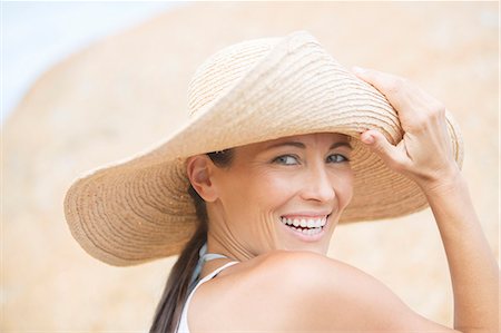 sombrero - Woman wearing straw hat on beach Foto de stock - Sin royalties Premium, Código: 6113-07159614