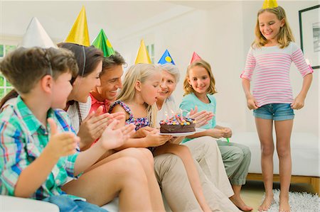 prendre ses désirs pour des réalités - Family celebrating girls birthday Photographie de stock - Premium Libres de Droits, Code: 6113-07159758