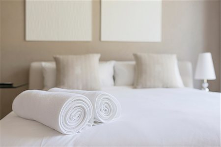 simsearch:6113-07160848,k - Towels on bed in bedroom Stockbilder - Premium RF Lizenzfrei, Bildnummer: 6113-07159763