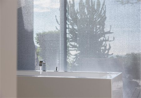 simsearch:6113-07542668,k - Bathtub in modern bathroom Stockbilder - Premium RF Lizenzfrei, Bildnummer: 6113-07159765