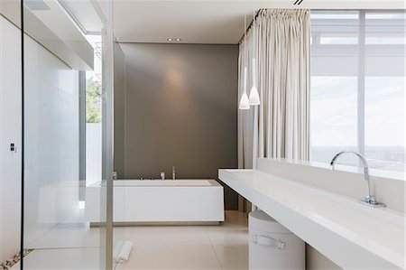 simsearch:6113-09111975,k - Sink and bathtub in modern bathroom Foto de stock - Sin royalties Premium, Código: 6113-07159770