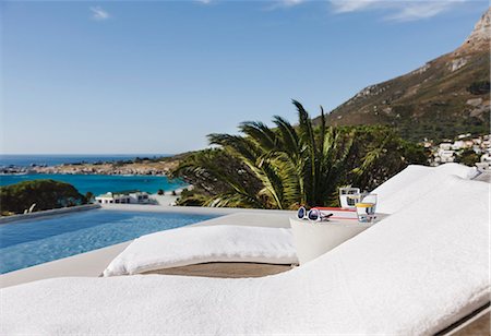 patio lounge chair - Lounge chairs and pool overlooking ocean Photographie de stock - Premium Libres de Droits, Code: 6113-07159771