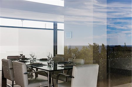 simsearch:6113-07159417,k - Modern dining room through window Photographie de stock - Premium Libres de Droits, Code: 6113-07159777