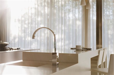 Faucet and sink in modern kitchen Foto de stock - Sin royalties Premium, Código: 6113-07159781